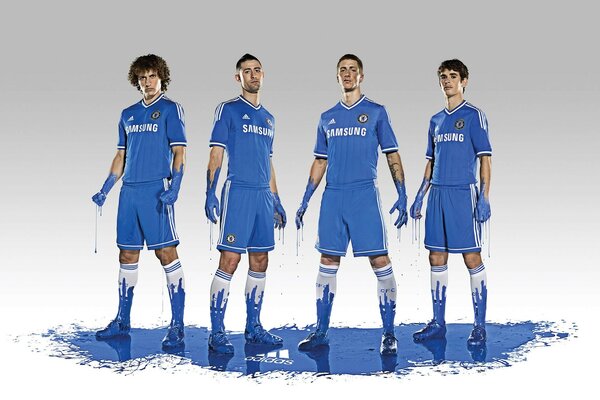 أربعة لاعبي كرة قدم يرتدون الزي الأزرق