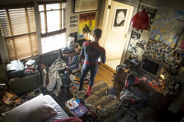 Spider - Man dans la chambre seule