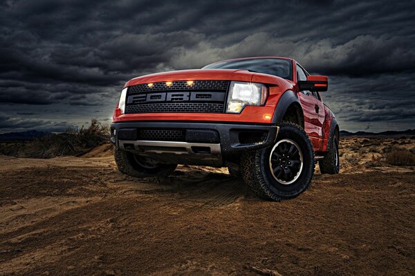 Le SUV Ford participe à la course. Grande machine rouge