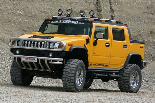 SUV orange avec des lumières