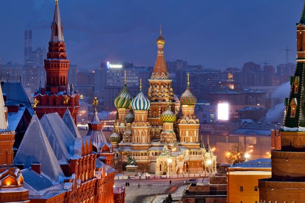 El Kremlin nocturno en Moscú en el contexto de los viejos Jruschov
