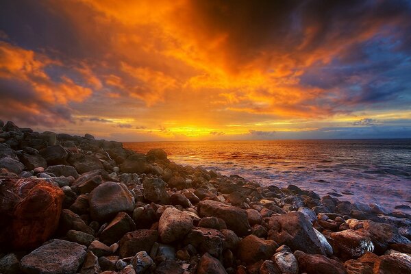 Coucher de soleil esthétique au bord de la mer