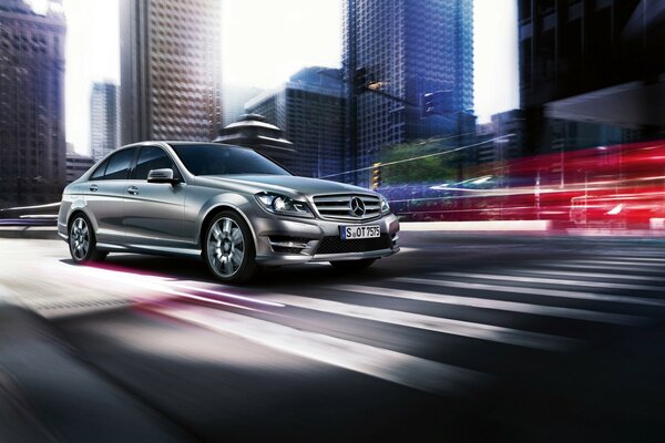 Mercedes Bens Grey Monte sur une route floue