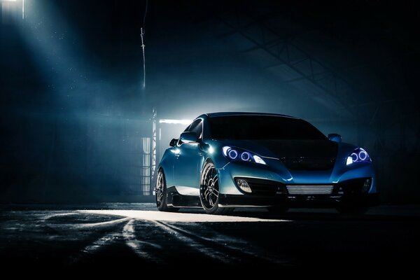 Voiture hyundai debout dans un hangar semi-sombre