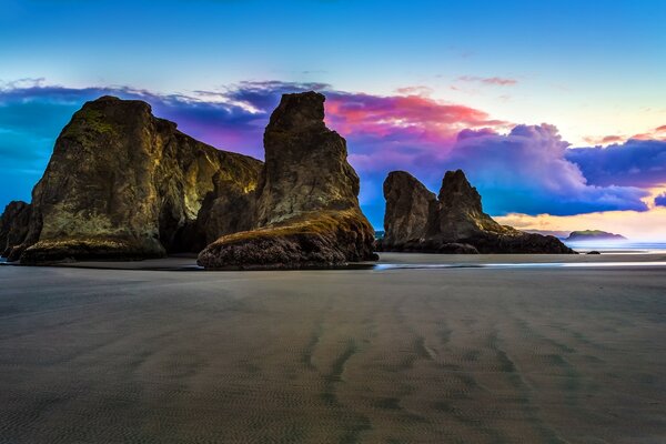 Paisagem da praia no pôr do sol azul