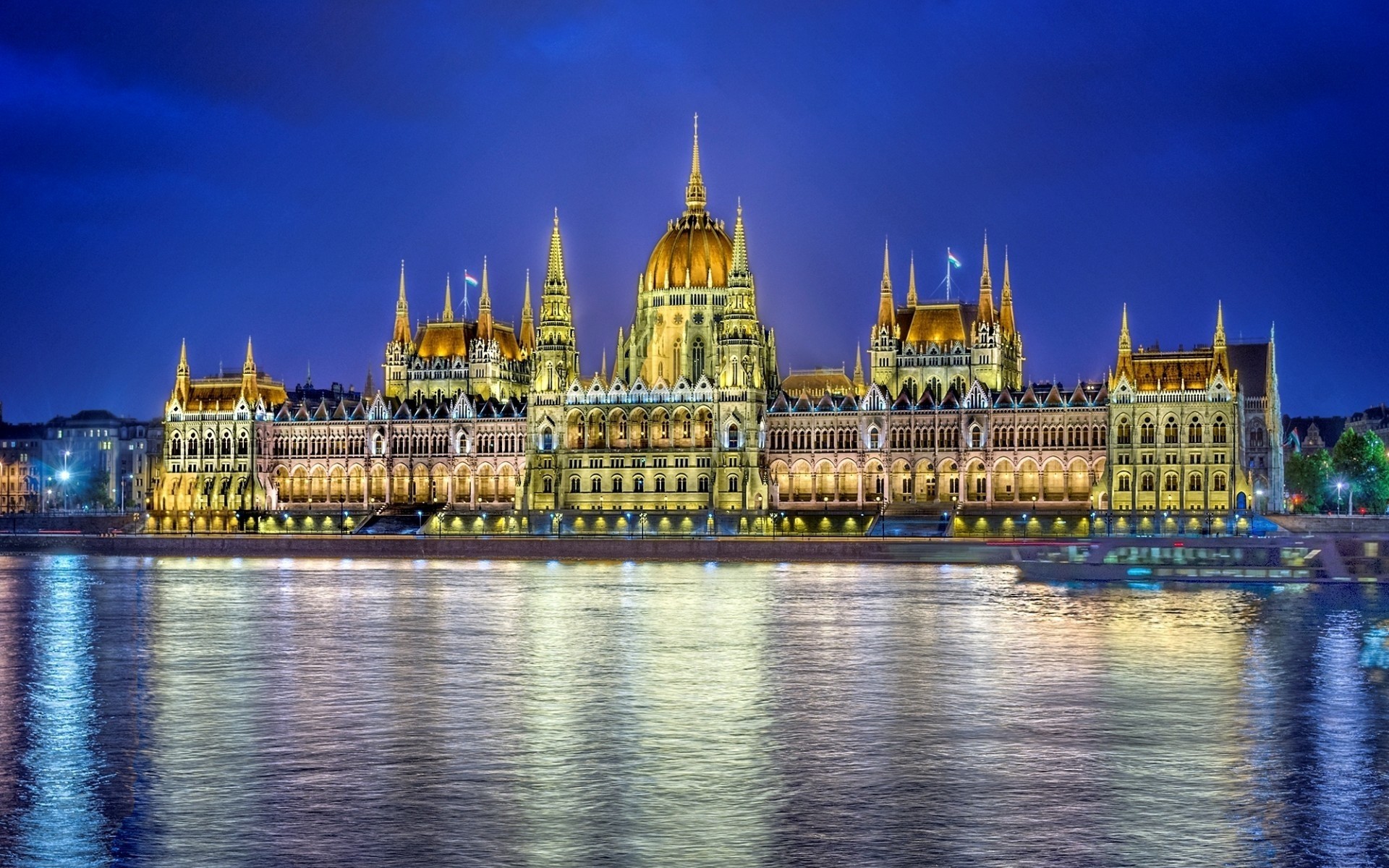 otras ciudades arquitectura viajes ciudad hogar cielo río crepúsculo agua castillo noche turismo parlamento punto de referencia ciudad espectáculo lugar al aire libre torre reflexión exterior budapest paisaje