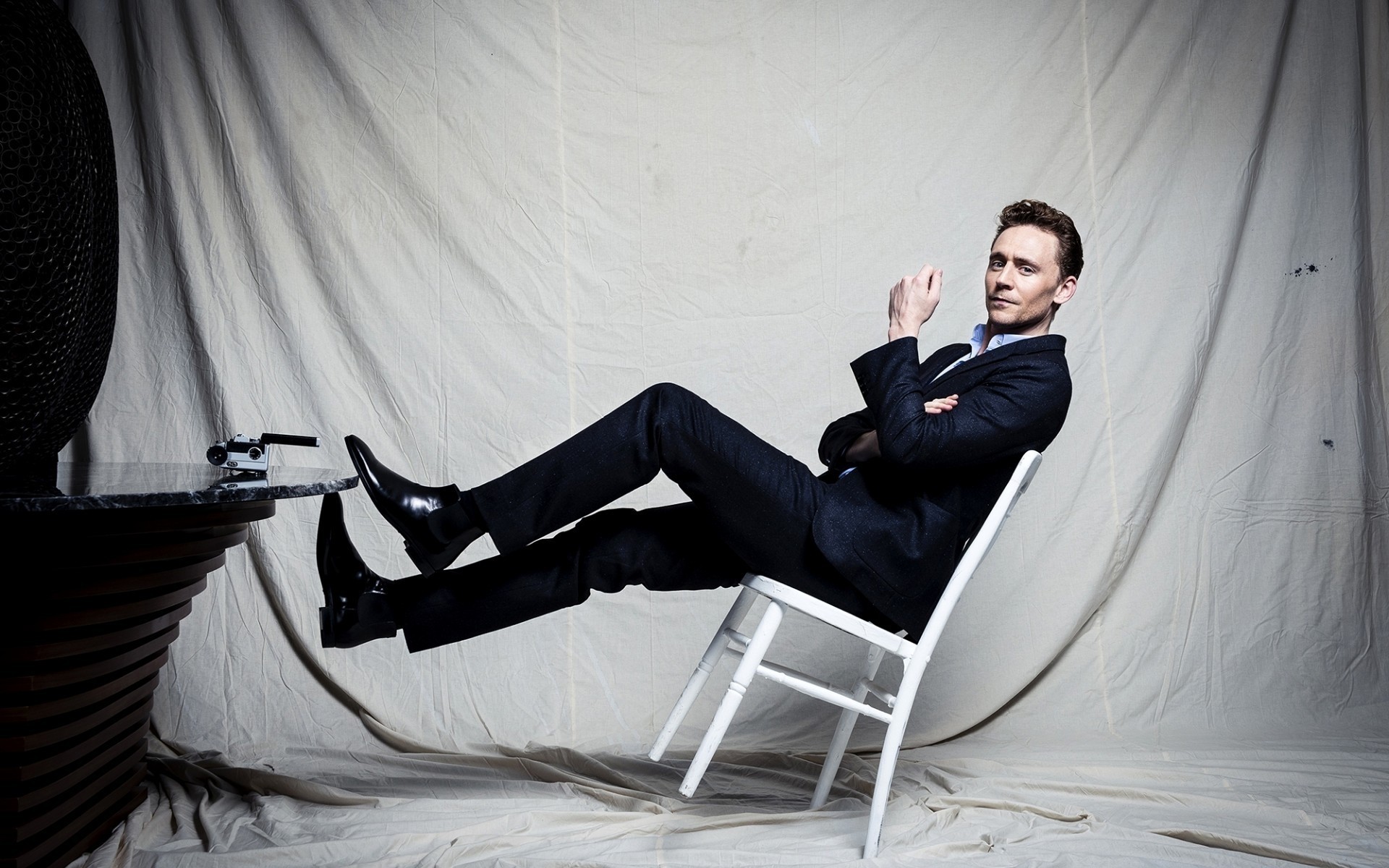 hombres solo adulto silla retrato interior habitación hombre lugar mujer rendimiento tom hiddleston actores celebridades