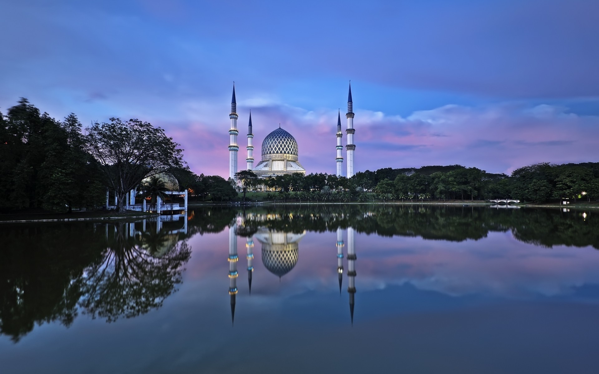 otras ciudades reflexión arquitectura viajes agua lago cielo río hogar al aire libre ciudad religión atracción turística turismo piscina amanecer árbol mezquita