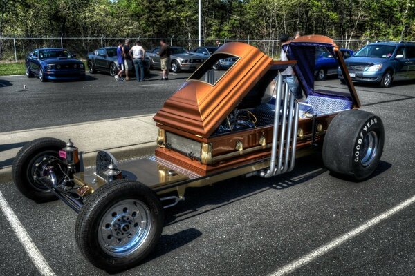 Coche creativo en forma de ataúd