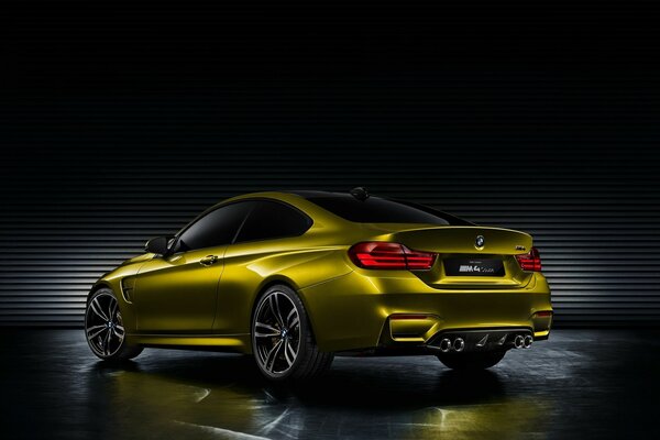 L auto d oro bmw alla velocità