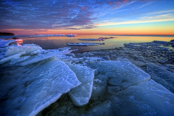 Bloques de hielo que se encuentran uno encima del otro