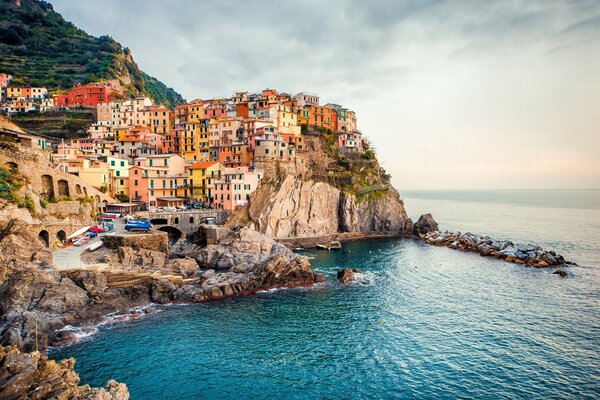 Côte italienne avec des maisons colorées