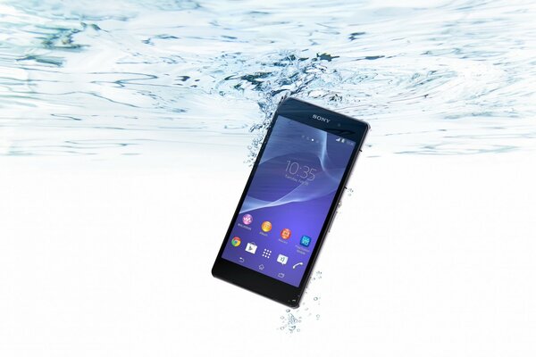 Telefono touch di Sony in acqua trasparente