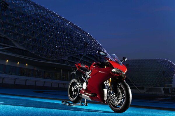 Une moto Ducati rouge dans l arène