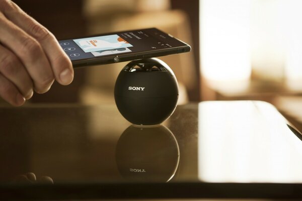 Altoparlante nero wireless Sony sulla scrivania