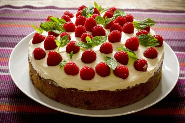 Delicioso postre con frambuesas rojas