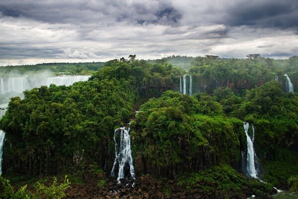 Tropische Wasserfälle während der Reise