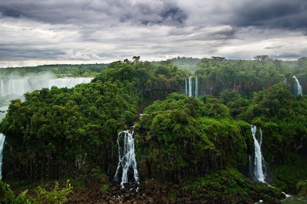 Тропические водопады во время путешествия