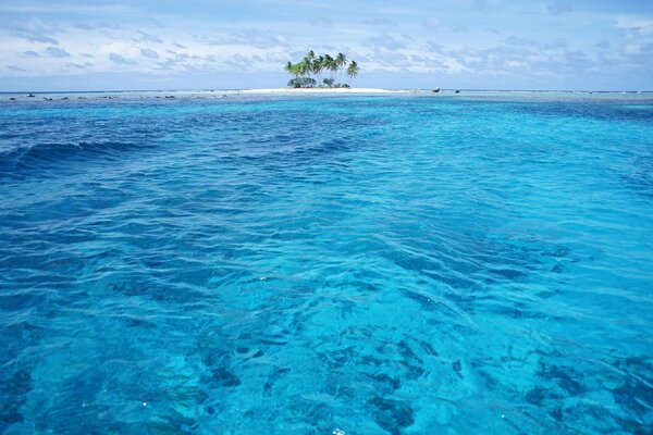 Ilha deserta em oceano aberto