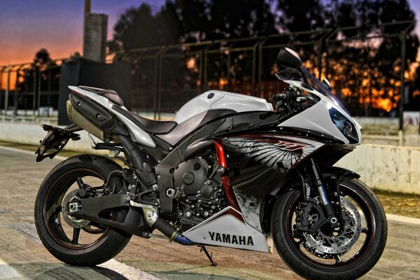 Moto yamaha all aperto al tramonto