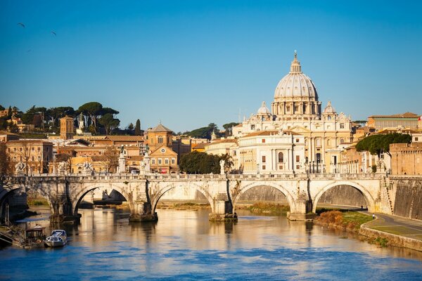 Schöne italienische Landschaft mit Brücke