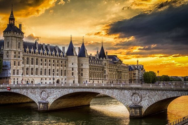 Viaje por el río Francia a través del puente