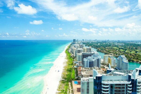 Hermosa vista de la costa azul