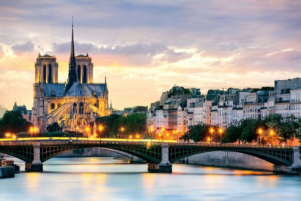 Ciudad francesa en el río durante el crepúsculo