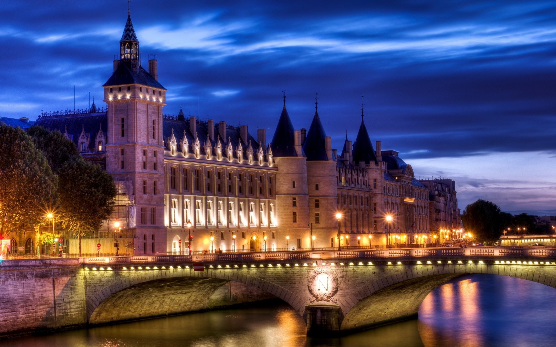 francja architektura zmierzch rzeka miasto podróże wieczór odbicie dom most zamek podświetlany niebo zachód słońca wieża miasto na zewnątrz woda punkt orientacyjny stary paryż la conciergerie sekwana