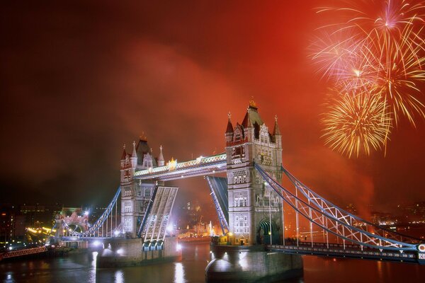 Zugbrücke und festliches Feuerwerk