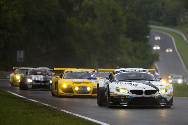 Coches de Rally uno tras otro