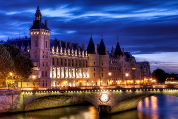 França. O crepúsculo da cidade na água