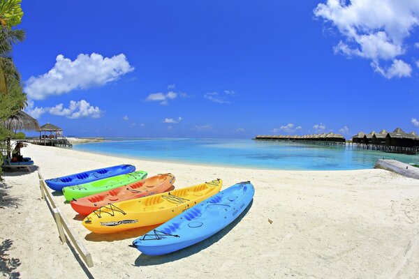 Bunte Boote am weißen Strand