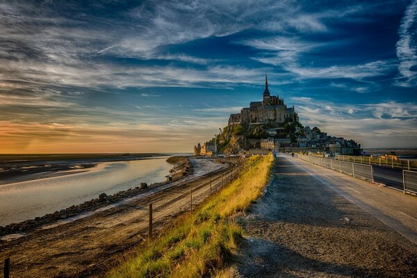 Castello francese in lontananza al tramonto