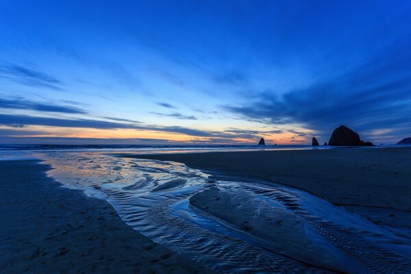 Hermosa puesta de sol en la playa