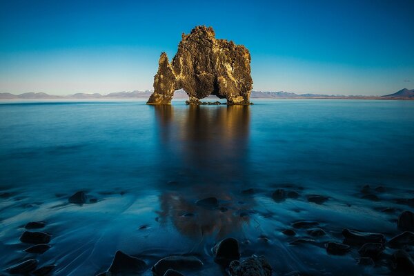 Une beauté impressionnante au milieu de la mer