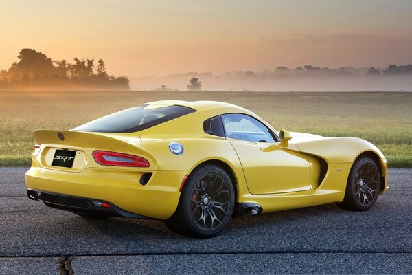 Petite voiture de sport jaune