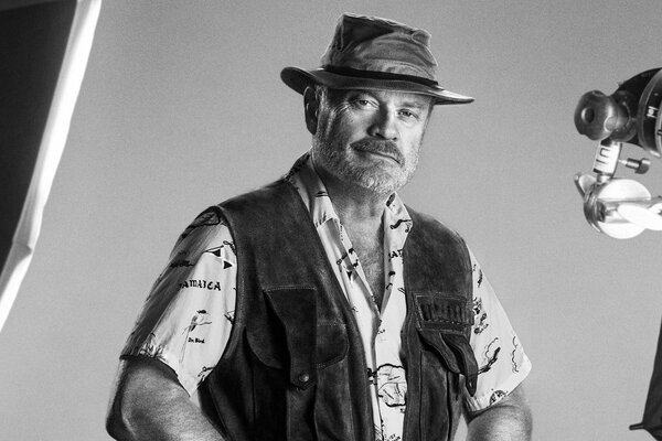 Un hombre con cerdas en un sombrero. Fotografía en blanco y negro