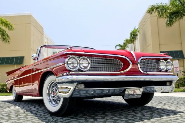 Coche rojo cadilac en la calle