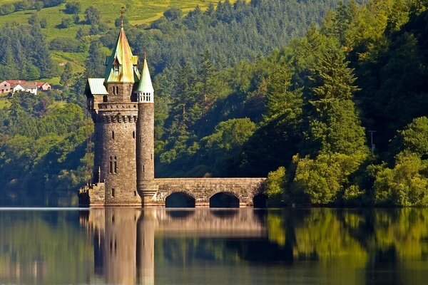 Castelo à beira do lago