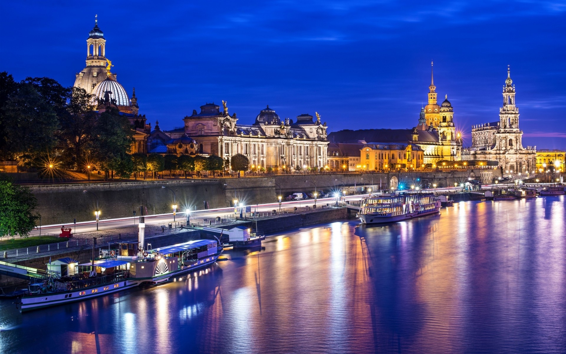 niemcy architektura podróże rzeka woda zmierzch miasto most wieczorem niebo odbicie kościół na zewnątrz miasto katedra dom oświetlony zachód słońca skyline miasto drezno krajobraz łodzie światła