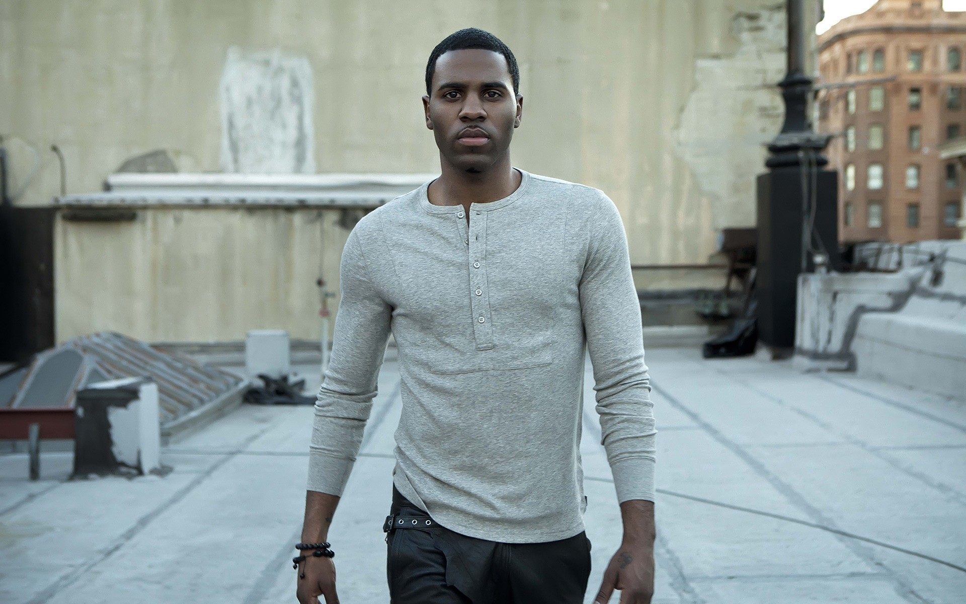 músicos retrato calle al aire libre adulto luz del día solo usar hombre ciudad urbano jason derulo