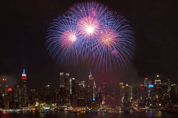 Fogos de artifício sobre arranha-céus da cidade