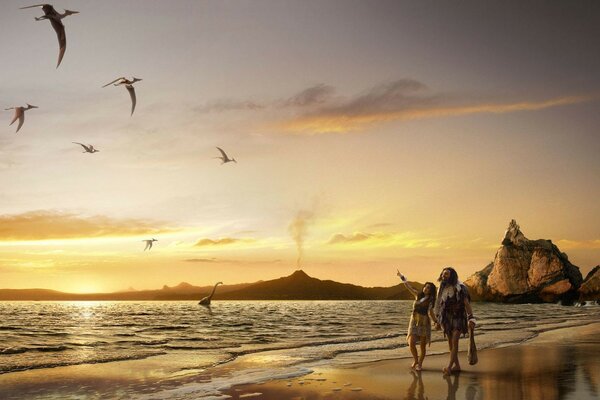 Paseo prehistórico por la playa al atardecer