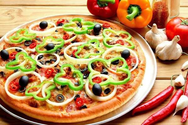 Pizza con tomates, pimientos y aceitunas