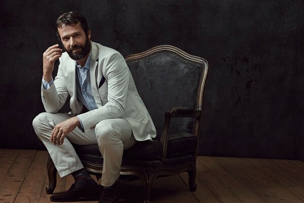 Hombre con traje blanco y barba