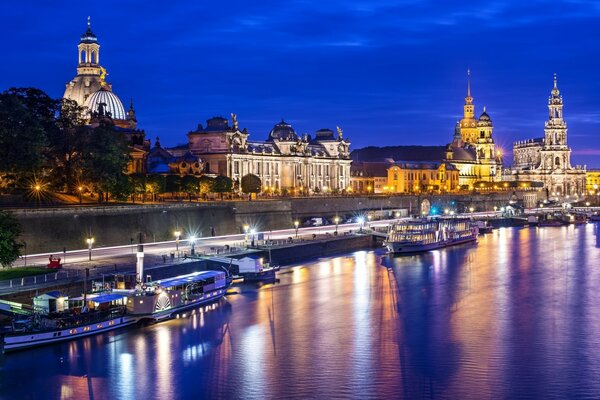 La arquitectura de las casas de Alemania en la noche junto al río