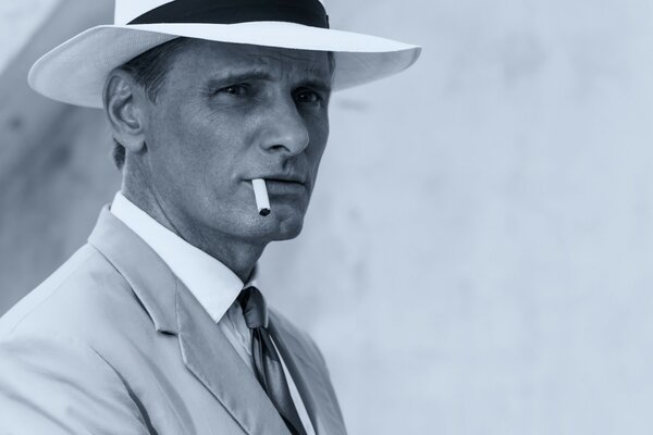 一位带着香烟和白帽子的绅士