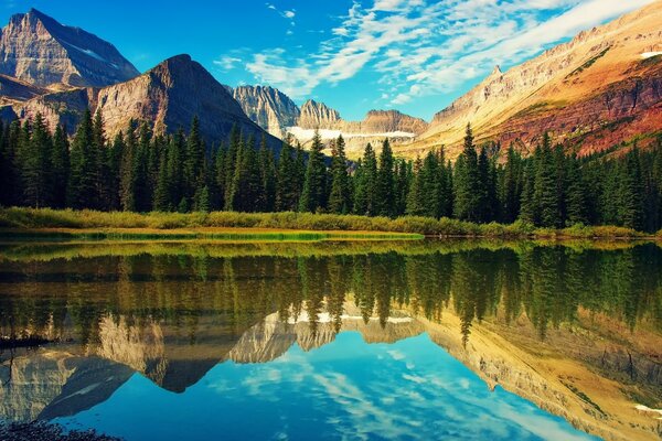 La pureté cristalline du lac de montagne