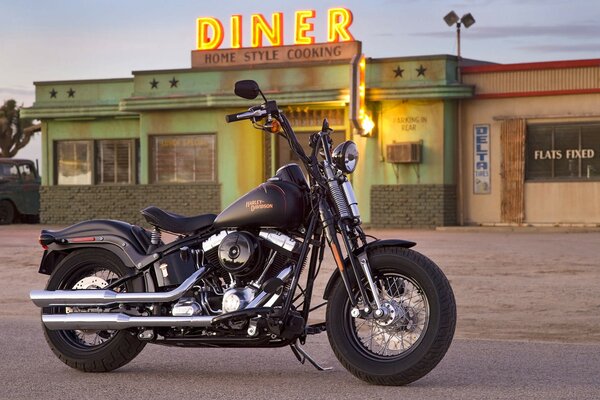 Harley Davidson garé devant un café